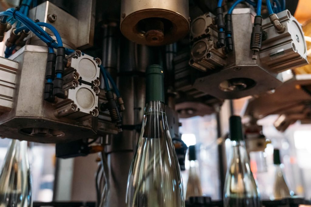 salmaso_chi-siamo_carosello_capsula-imbottigliamento linea di imbottigliamento, applicazione capsula