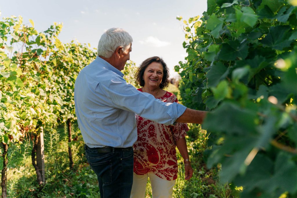 salmaso_chi-siamo_carosello_diego-e-nadia Diego e Nadia in mezzo ai vigneti
