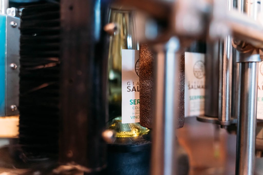 salmaso_chi-siamo_carosello_etichetta-imbottigliamento linea di imbottigliamento, applicazione etichetta